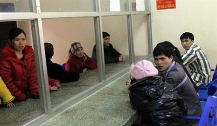 Bất cập trong việc tổ chức thăm gặp cho người bị kết án phạt tù khi bản...